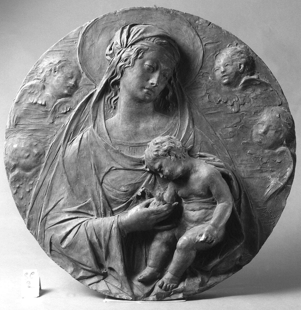 Alceo Dossena, Madonna con Bambino e angeli (1925-1937; terracotta; Pescia, Museo Civico Galeotti)
