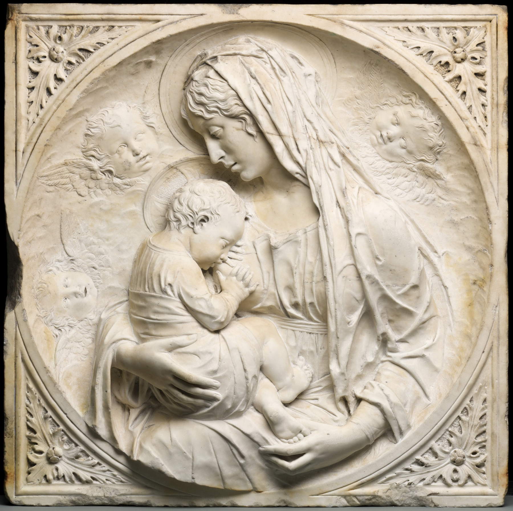 Alceo Dossena, Madonna col Bambino (1929; marmo, 81,3 x 81,9 cm; Detroit, Detroit Institute of Arts)
