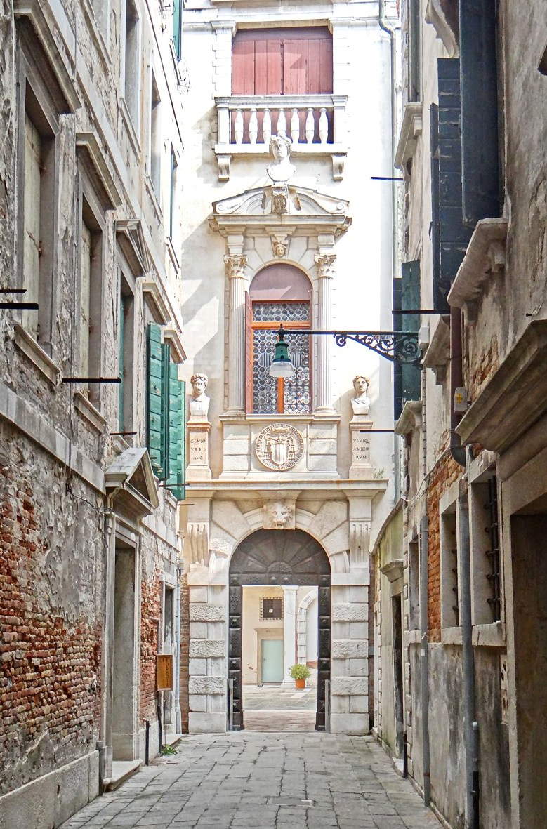 Palazzo Grimani, la facciata su ramo Grimani. Foto di Jean-Pierre Dalbéra
