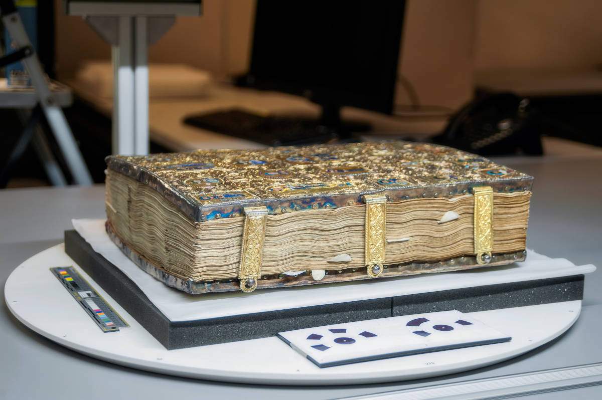The Gospel Book through a touchscreen: the precious manuscript in high definition