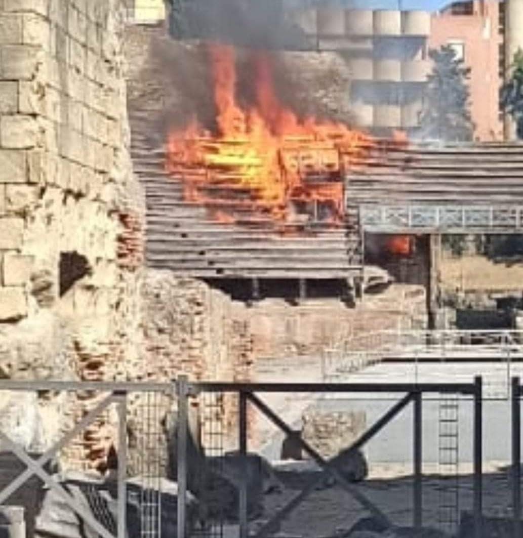 Pozzuoli, incendie de l'amphithéâtre Flavien : marches en bois endommagées