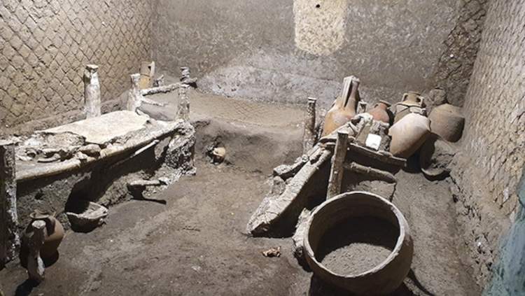Pompéi, à Civita Giuliana, une pièce probablement utilisée pour les esclaves a été découverte. 
