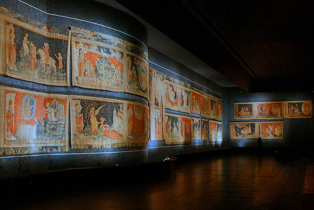 Reconstitution de la plus grande tapisserie médiévale au monde : une galerie offre des fragments de l'Apocalypse d'Angers
