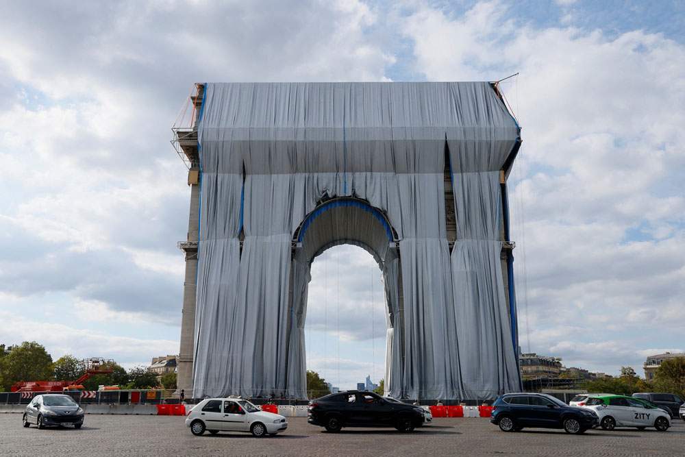 Parigi, dopo 60 anni si avvera il grande sogno di Christo e Jeanne-Claude: l'Arco di Trionfo impacchettato