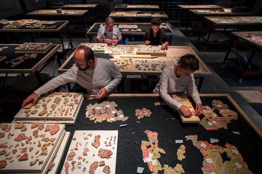 Arles, des milliers de fragments reconstitués comme un puzzle : les fresques de la Maison du Harpiste reviennent à la lumière