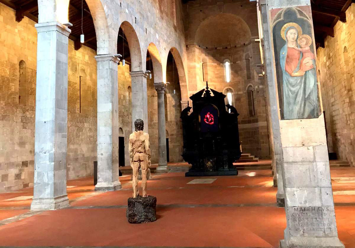 Aron Demetz arrive à l'église San Cristoforo de Lucques avec son exposition personnelle 