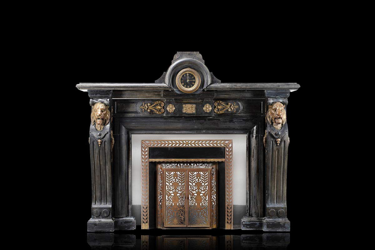 Camino di forma architettonica (secolo XIX; marmo nero del Belgio, montanti scanalati decorati con applicazioni in bronzo a teste leonine e fregi, architrave con volute fogliate, decorato al centro con orologio solo tempo, meccanismo a bilanciere, quadrante in marmo nero con cifre romane in ottone traforato, 230 x 185 x 60 cm)