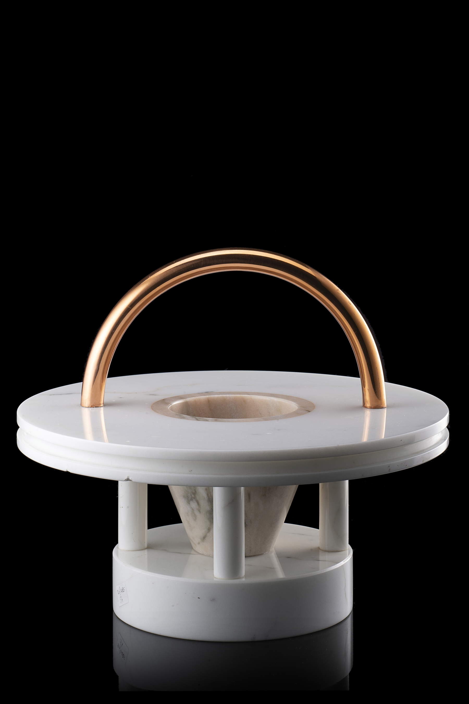 Ettore Sottsass, Portafrutta modello Gaya (Produzione Up&amp;Up, Italia, 1983; marmo di Carrara e maniglie in rame, 33 x 38,5 cm)