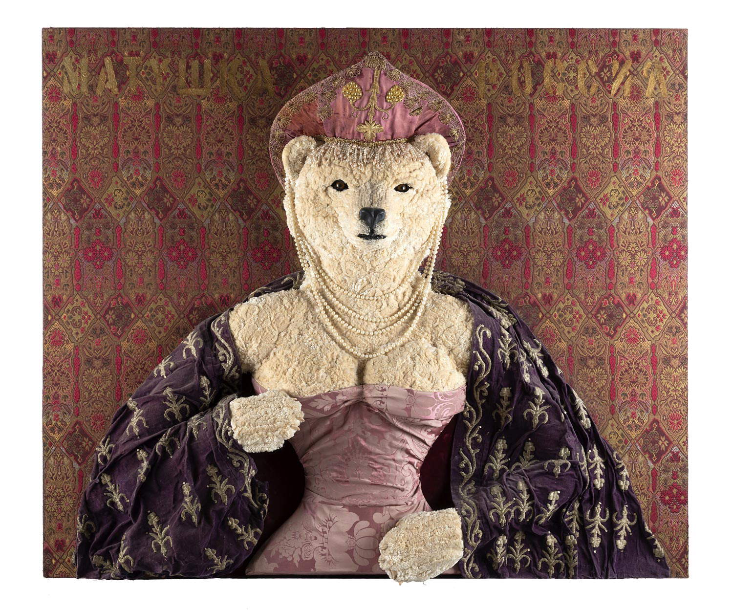 Patrizia Medail, Madre Russia (2003; antico ricamo ottomano, altri tessuti, frangia di cotone, vetro, 115 x 135 x 25 cm)