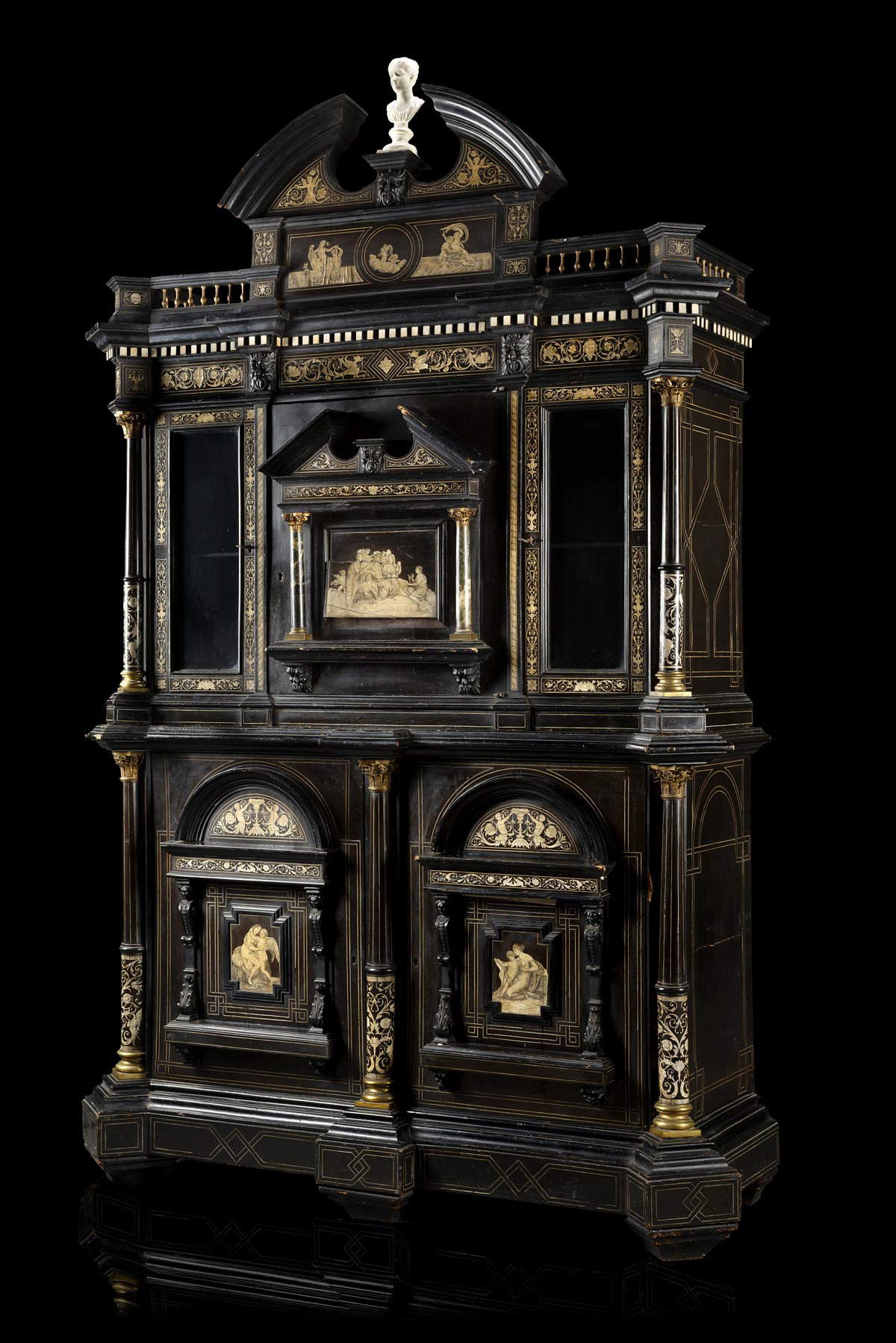 Ludovico Pogliaghi (attribuito), Stipo di forma architettonica (parte superiore decorata da ringhiera e intarsiata nella parte centrale a figure alate e scene classiche, fronte a cinque ante di cui due a vetri e quella centrale di froma architettonica con colonne in marmo e capitelli in bronzo dorato decorata da scena classica e celante tiretti, base con pannelli intarsiati a scene classiche e raffaellesche con colonne intagliate, montanti torniti con capitelli in bronzo dorato, 150 x 225 x 60 cm)