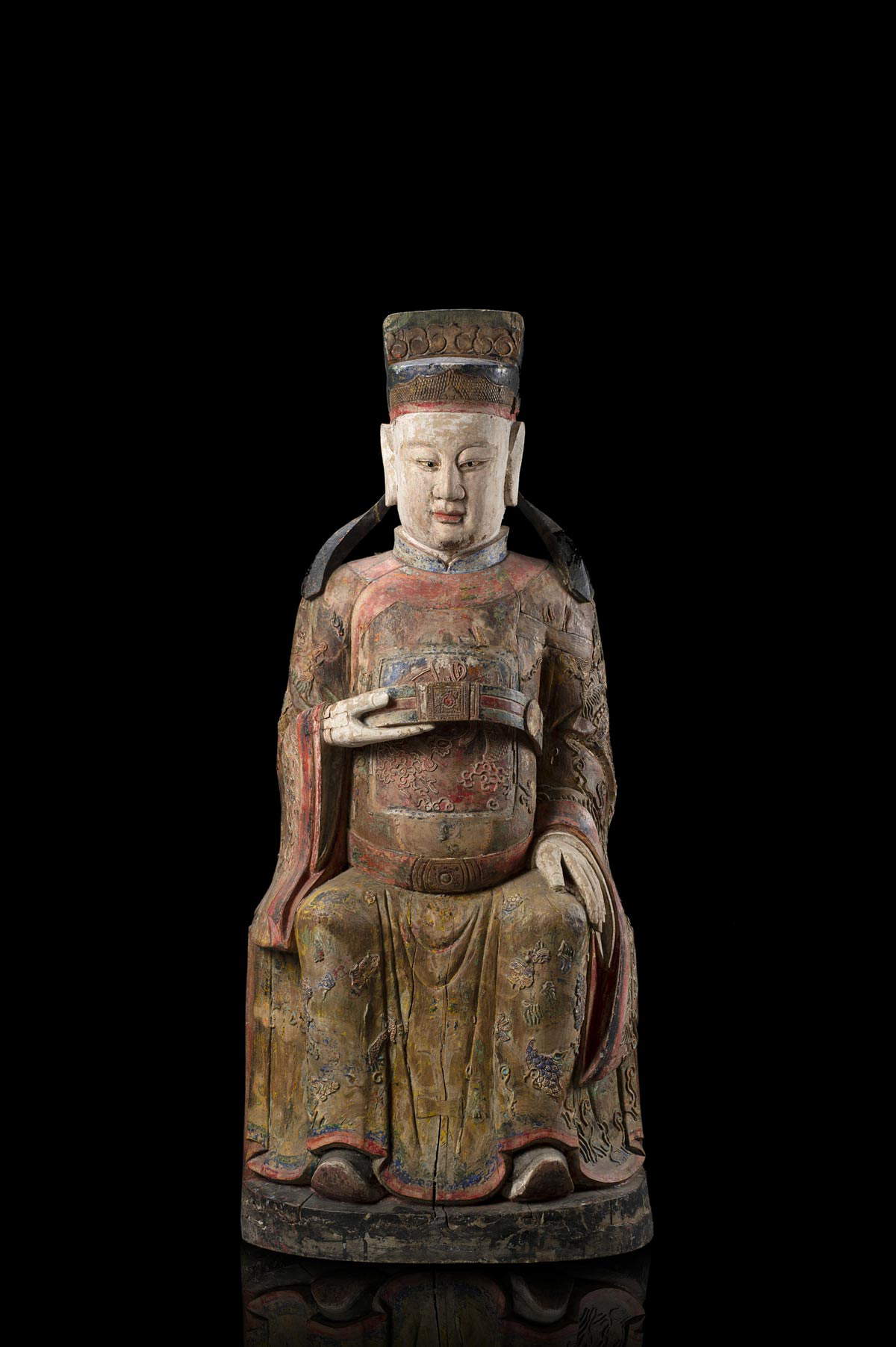 Scultura in legno raffigurante Wenchang Wang (Cina, dinastia ming, secolo XVII; legno intagliato e laccato in policromia, altezza 120 cm)