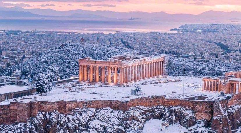 Vague de froid en Grèce : à Athènes, l'Acropole recouverte de neige. Photos spectaculaires