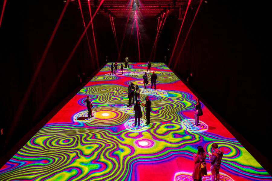 Create your own story among lights and projections. At the Fabbrica del Vapore the immersive art experience AURA 