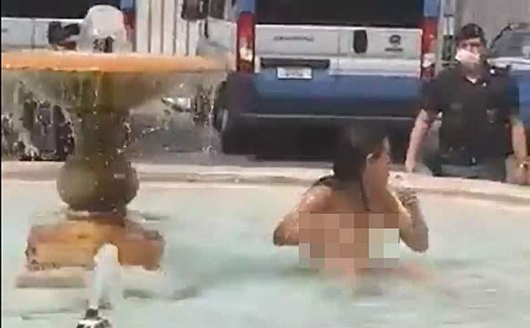 Rome, strips off and bathes completely naked in the fountain in front of Palazzo Chigi