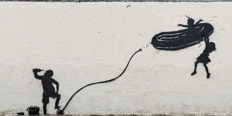 Cancellata un'opera di Banksy perché irrispettosa per la comunità locale