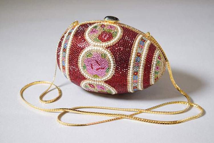 The V&A Museum dedicates an exhibition to handbags, the most comprehensive ever in the UK