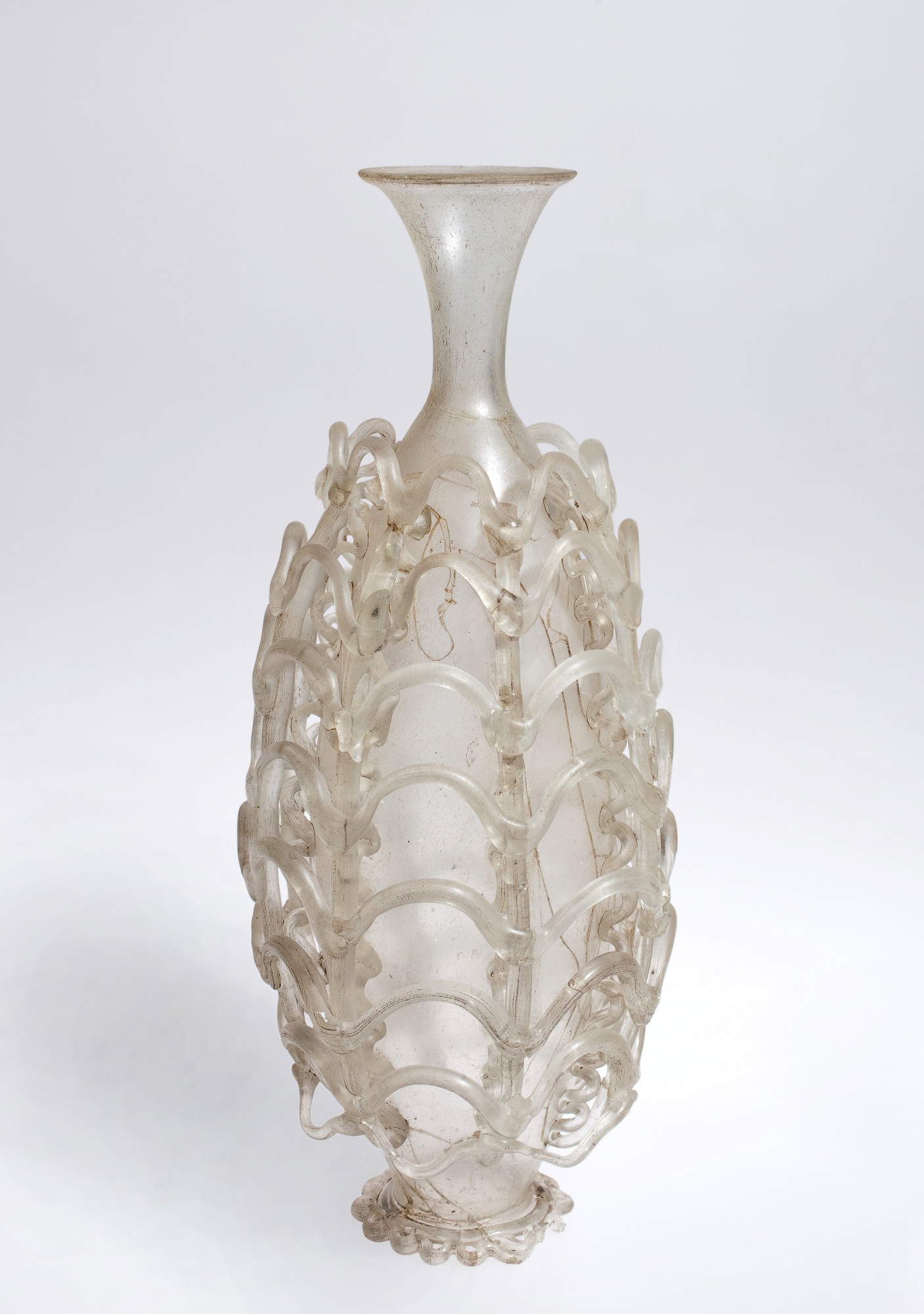 Syro-palästinensische oder ägyptische Kunst, Flasche mit Schlangennetz (1. Jahrhundert n. Chr.; mundgeblasenes Glas, 23,3 x 9,8 x 4,5 cm; Padua, Musei Civici agli Eremitani, Archäologisches Museum) Syro-palästinensische oder ägyptische Kunst, Flasche mit Schlangennetz (1. Jahrhundert n. Chr.; mundgeblasenes Glas, 23,3 x 9,8 x 4,5 cm; Padua, Musei Civici agli Eremitani, Archäologisches Museum)