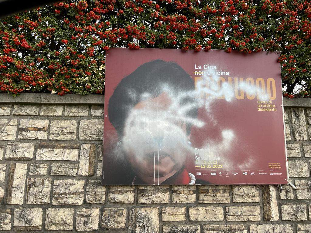 Les affiches des expositions de Brescia et Badiucao vandalisées dans toute la ville