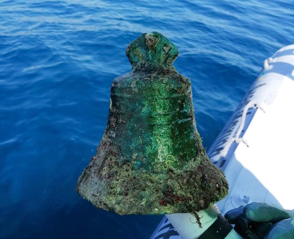 Important find in the waters off Capo Rizzuto: the wreckage of a shipwrecked ship's bell