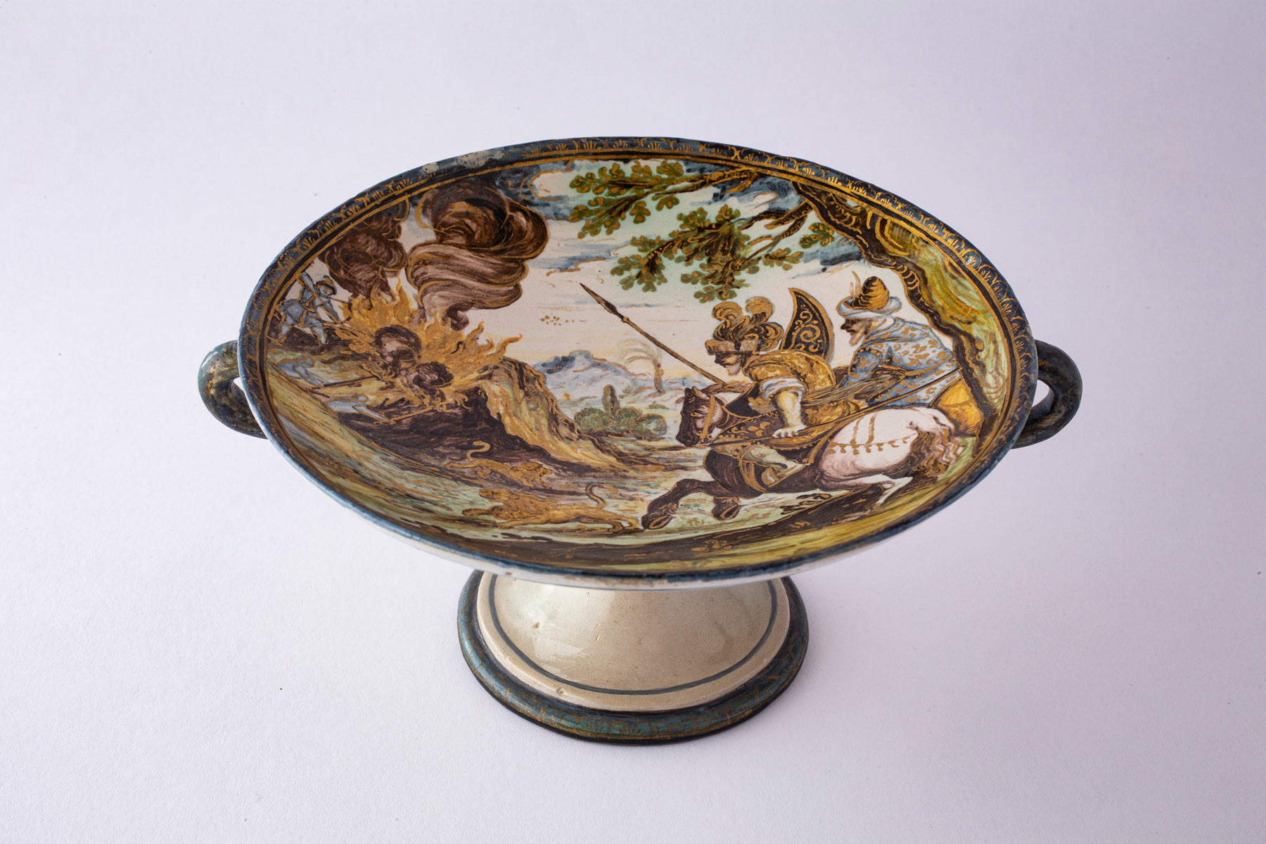 Carlo Antonio Grue, Assiette surélevée décorée d'une chasse au lion (1670-75 ; faïence polychrome avec rehauts d'or, diamètre 13,5 cm, hauteur 7,5 cm ; Ascoli Piceno, collection Matricardi) Carlo Antonio Grue, Assiette surélevée décorée d'une chasse au lion (1670-75 ; faïence polychrome avec rehauts d'or, diamètre 13,5 cm, hauteur 7,5 cm ; Ascoli Piceno, collection Matricardi)