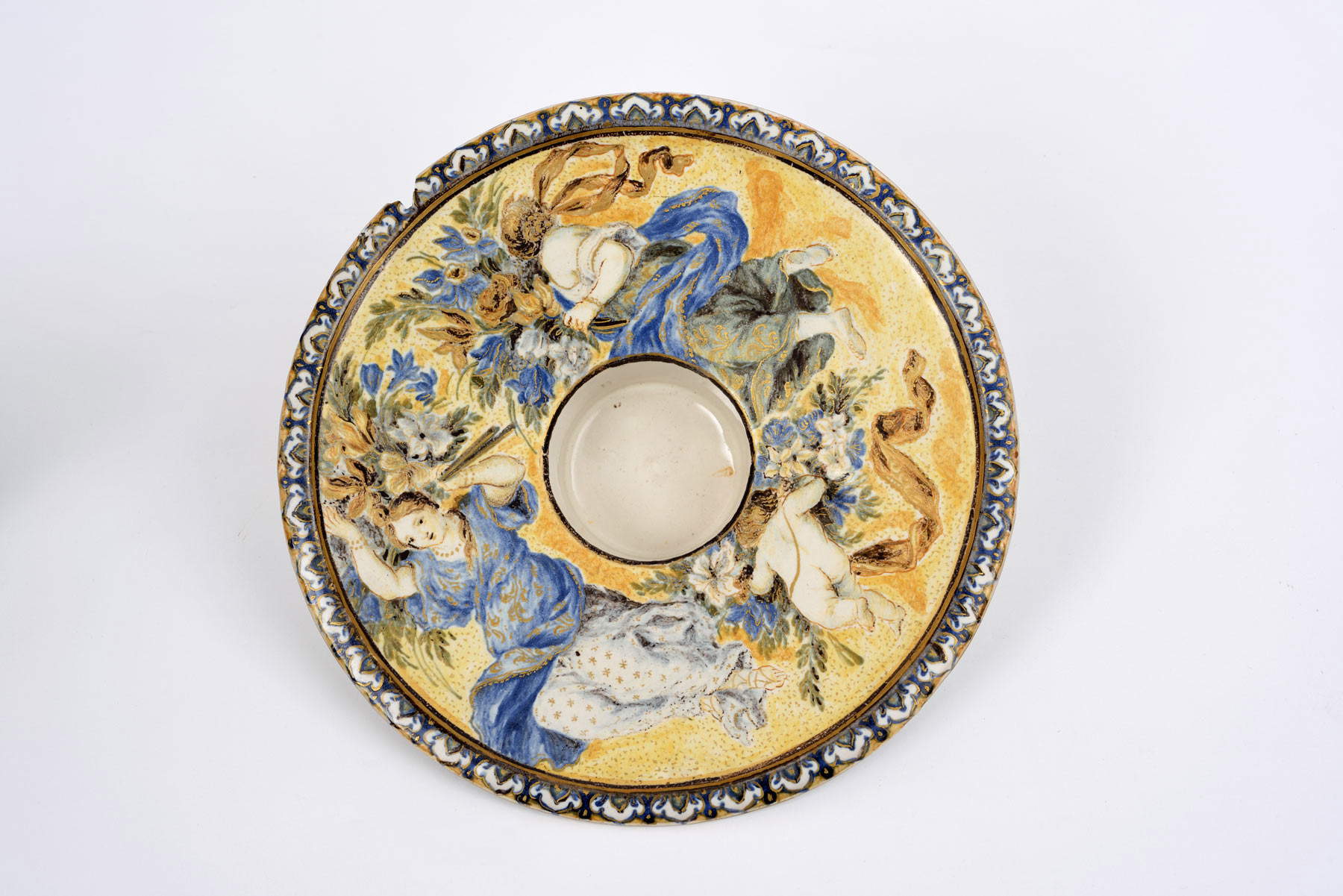 Carlo Antonio Grue, Assiette avec figures volantes, putti et fleurs (vers 1720-23 ; majolique polychrome avec rehauts d'or, diamètre 18,2 - 18,8 cm ; Ascoli Piceno, collection Matricardi) Carlo Antonio Grue, Assiette avec figures volantes, putti et fleurs (vers 1720-23 ; majolique polychrome avec rehauts d'or, diamètre 18,2 - 18,8 cm ; Ascoli Piceno, collection Matricardi)