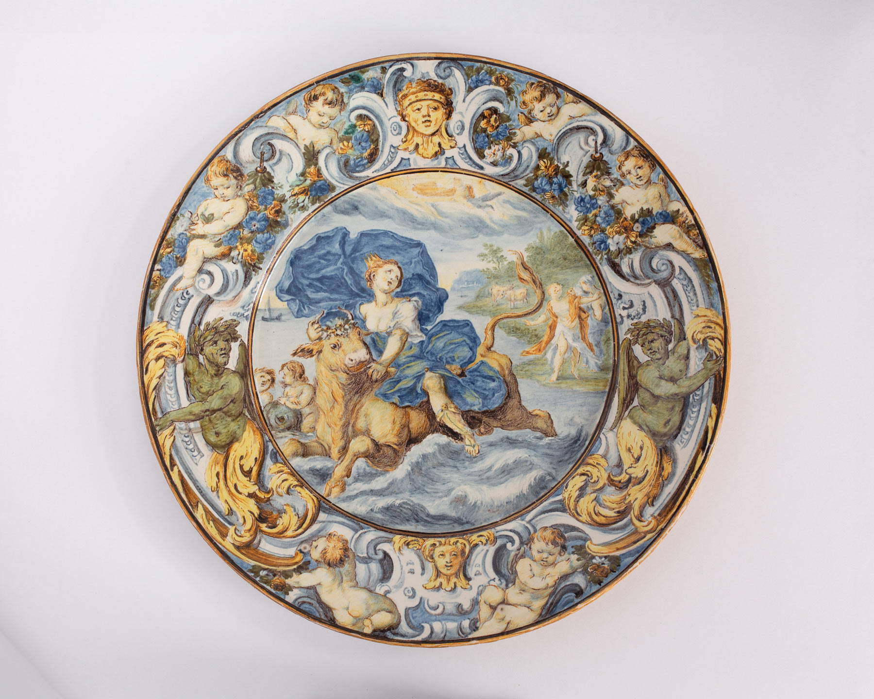 Carlo Antonio Grue, Assiette avec le viol d'Europe (1700-15 ; majolique polychrome, diamètre 27,5 cm ; Ascoli Piceno, collection Matricardi) Carlo Antonio Grue, Assiette avec le viol d'Europe (1700-15 ; majolique polychrome, diamètre 27,5 cm ; Ascoli Piceno, collection Matricardi)