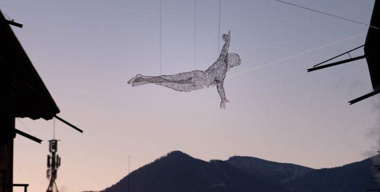 Un homme volant dans le ciel du Trentin : installation de Cédric Le Borgne pour le Sky Museum