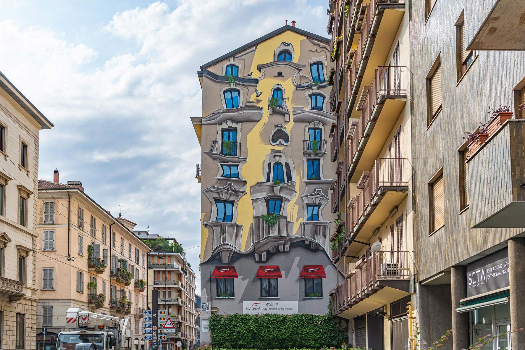 A Milano nasce un murale ispirato a Casa Battló di Gaudì: è “The Vision” di Cheone