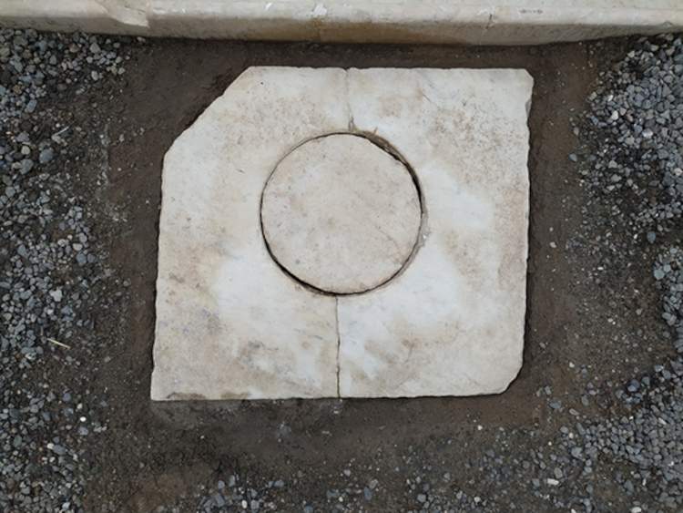 Pompeii, a marble manhole cover from the House of Siricus stolen. Investigations are ongoing 