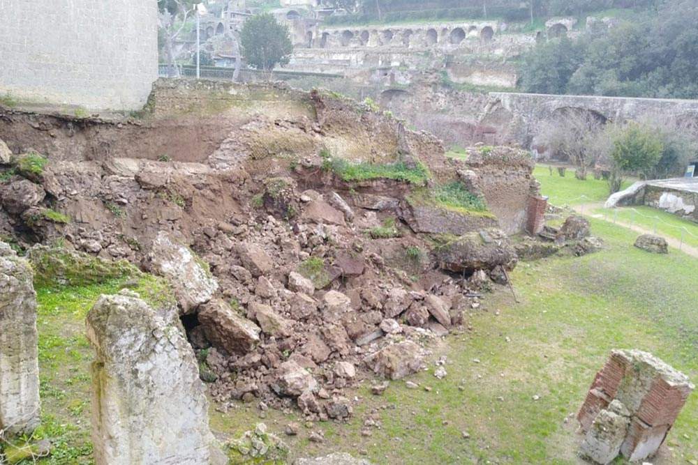 Alors que tout le monde applaudit Pompéi, un mur s'effondre aux thermes romains de Baia.