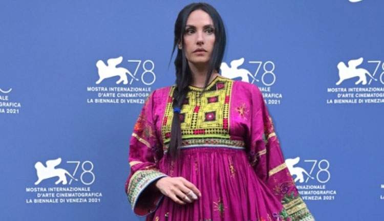 Une artiste se rend à la Mostra de Venise vêtue d'une robe de mariée afghane : 