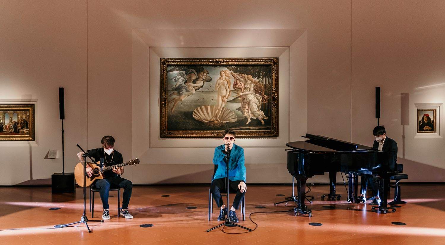 Uffizi, le chanteur Emanuele Aloia tourne une vidéo devant la Vénus de Botticelli