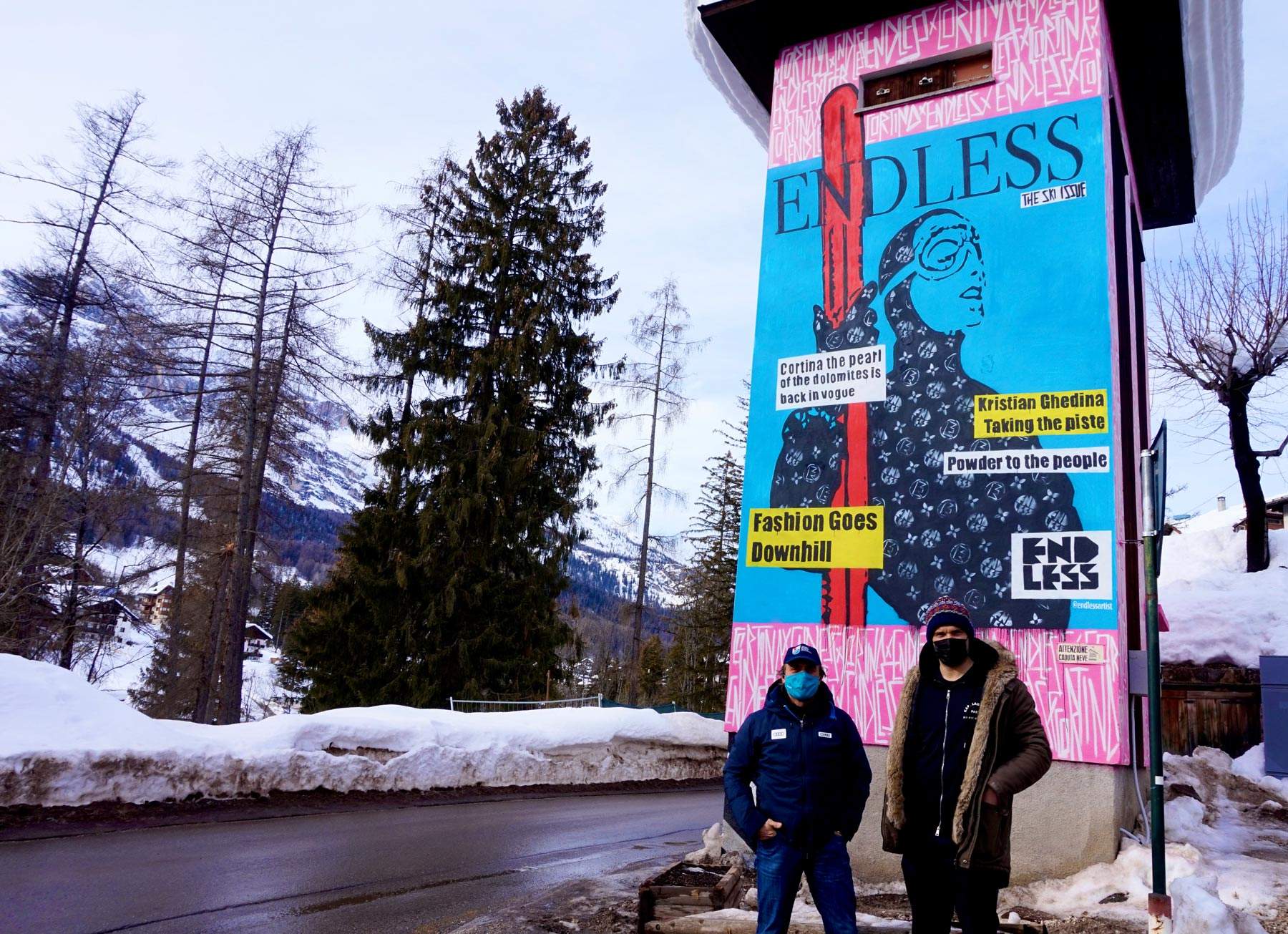 L'artiste de rue Endless réalise une fresque à Cortina d'Ampezzo à l'occasion des Championnats du monde de ski