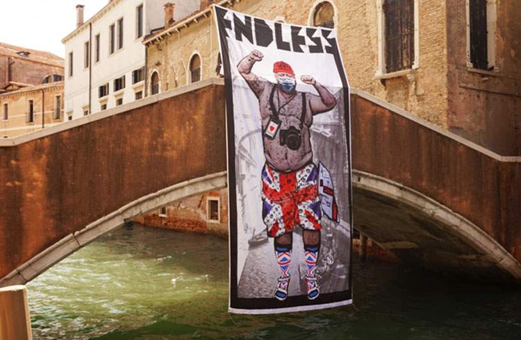 Street art, lo striscione di Endless contro il turismo irrispettoso a Venezia