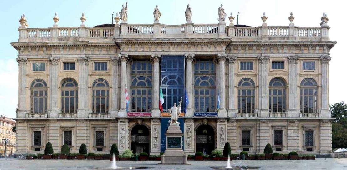 Turin, start of restoration of the facade of Palazzo Madama. The four statues will be musealized
