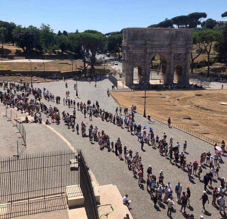 The first day of green passes in Rome? Long lines and inconvenience. What the guides say