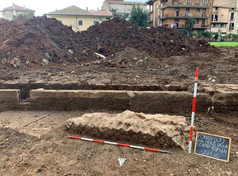 Fondi (Latina), importante découverte archéologique : une partie de l'amphithéâtre romain refait surface