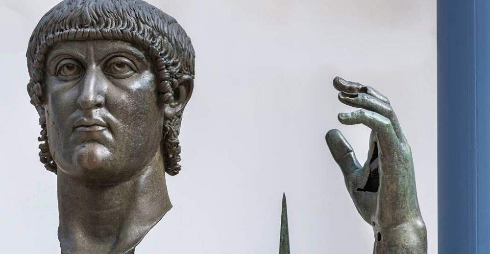 La main de Constantin remontée dans les musées du Capitole : le fragment arrive du Louvre 