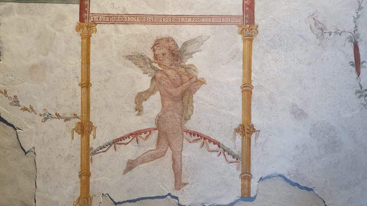 Pompeii, recovered six valuable fragments of frescoes stolen long ago 