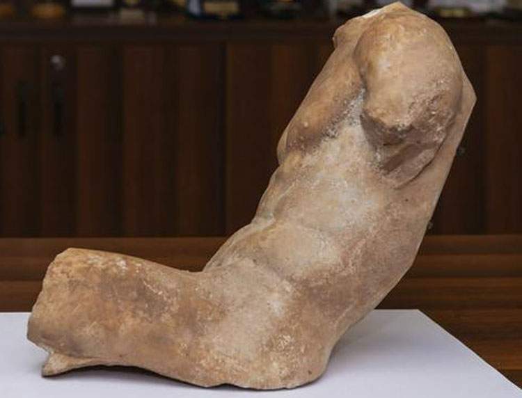 La police grecque sauve du marché noir un fragment rare de statue antique