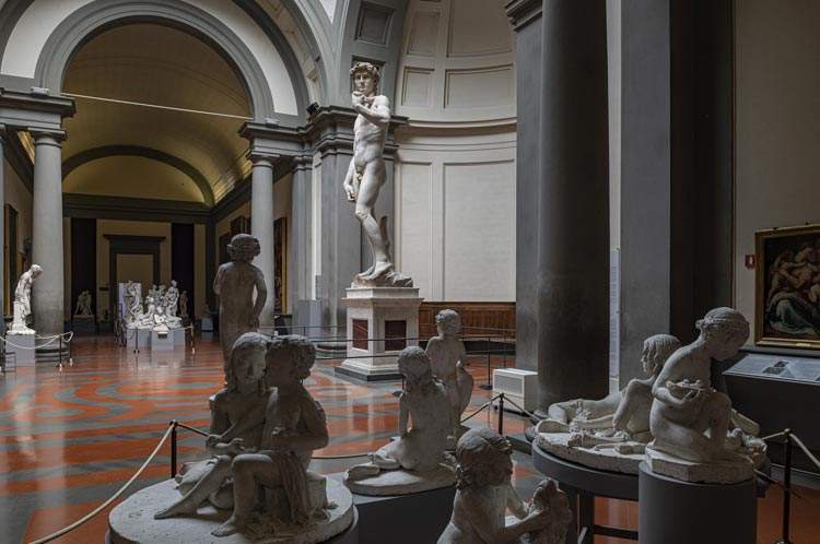 Florence, la galerie de l'Accademia rouvre ses portes avec des installations révolutionnaires : des moulages en plâtre à côté du David