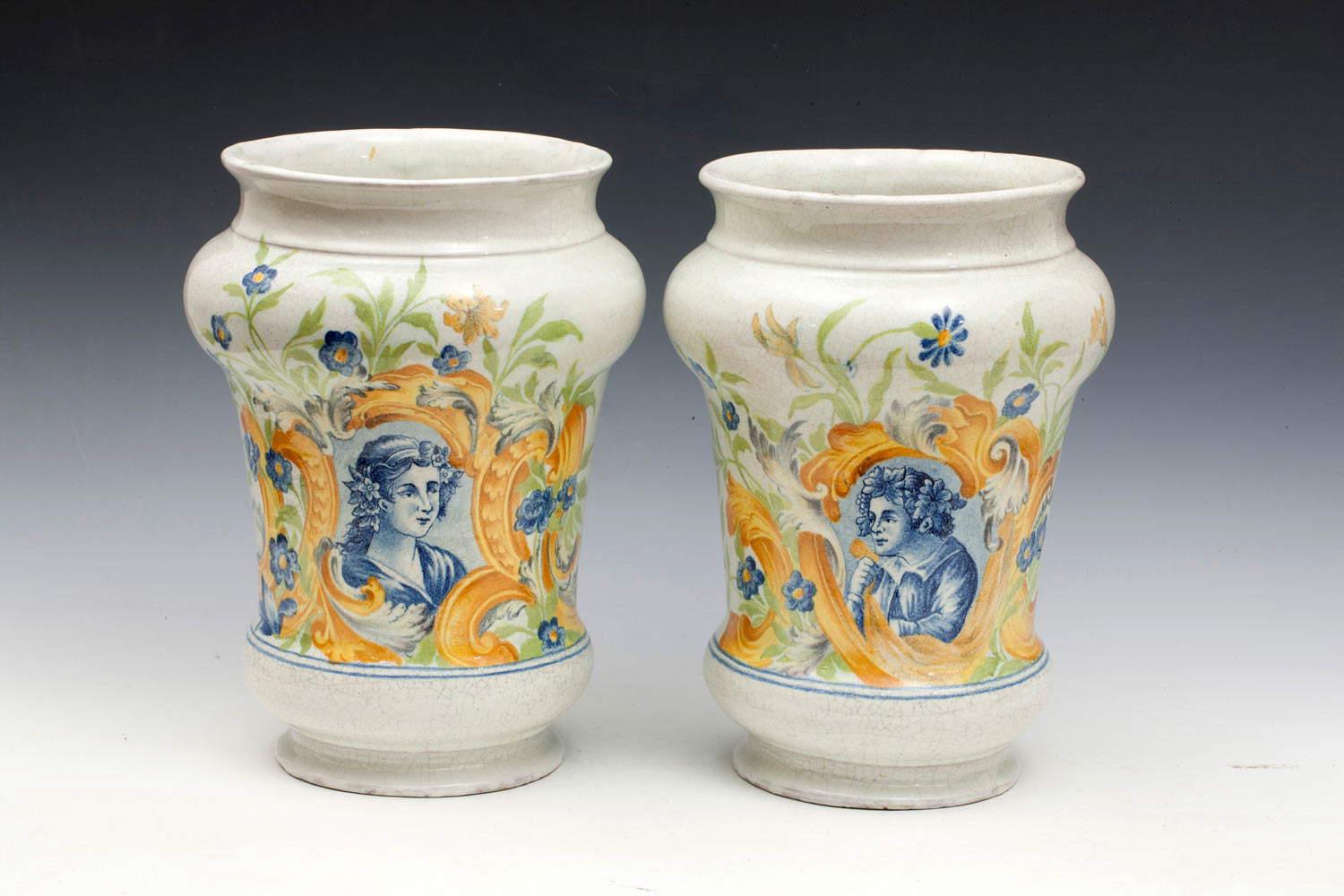 Gesualdo Fuina, Deux albarellos avec des personnages en demi-longueur (1790 ; majolique polychrome, hauteur 32,5 cm ; Ascoli Piceno, collection Matricardi) Gesualdo Fuina, Deux albarellos avec des personnages en demi-longueur (1790 ; majolique polychrome, hauteur 32,5 cm ; Ascoli Piceno, collection Matricardi)