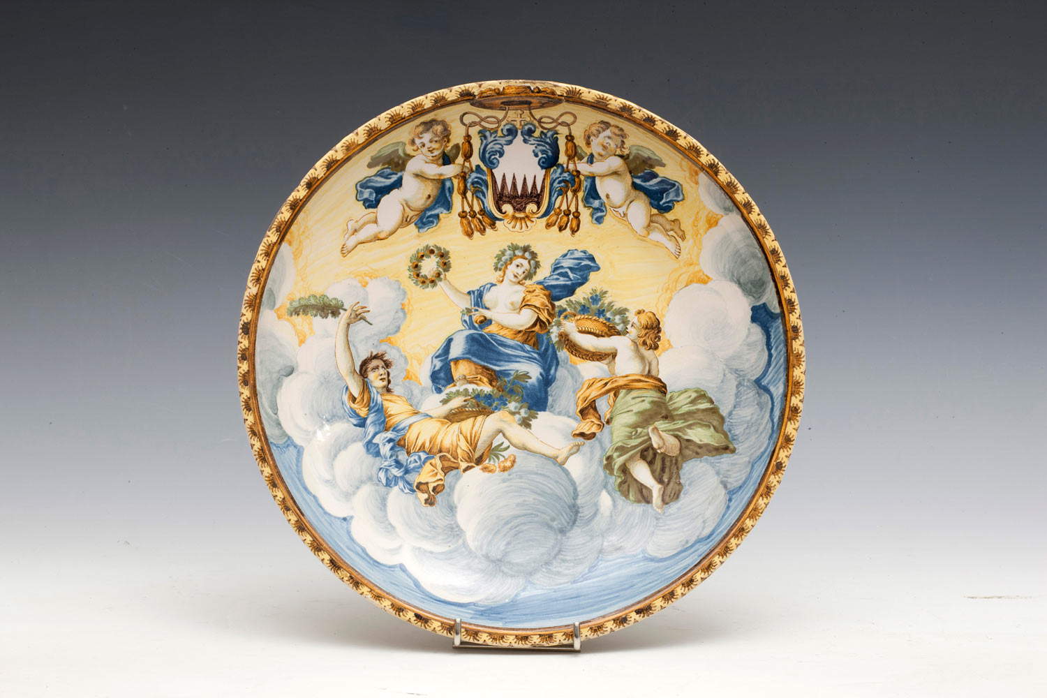 Giacomo Gentili dit Il Vecchio, Assiette du service pour le cardinal Ruffo avec le Triomphe de Flore (1706-1713 ; majolique polychrome, diamètre 28,8 cm ; Ascoli Piceno, collection Matricardi) Giacomo Gentili dit Il Vecchio, Assiette du service pour le cardinal Ruffo avec le Triomphe de Flore (1706-1713 ; majolique polychrome, diamètre 28,8 cm ; Ascoli Piceno, collection Matricardi)