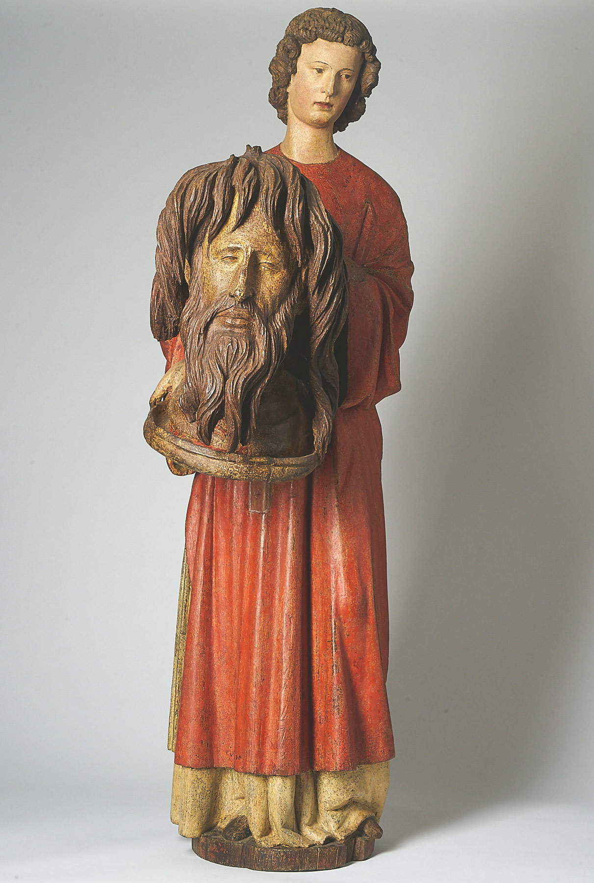 Giovanni Pisano und Mitarbeiter, Engel mit dem Kopf des Heiligen Johannes des Täufers (Ende 13. - Anfang 14. Jahrhundert; bemaltes und vergoldetes Nussbaumholz; Pistoia, Antico Palazzo dei Vescovi) Giovanni Pisano und Mitarbeiter, Engel mit dem Kopf des Heiligen Johannes des Täufers (Ende 13. - Anfang 14. Jahrhundert; bemaltes und vergoldetes Nussbaumholz; Pistoia, Antico Palazzo dei Vescovi)