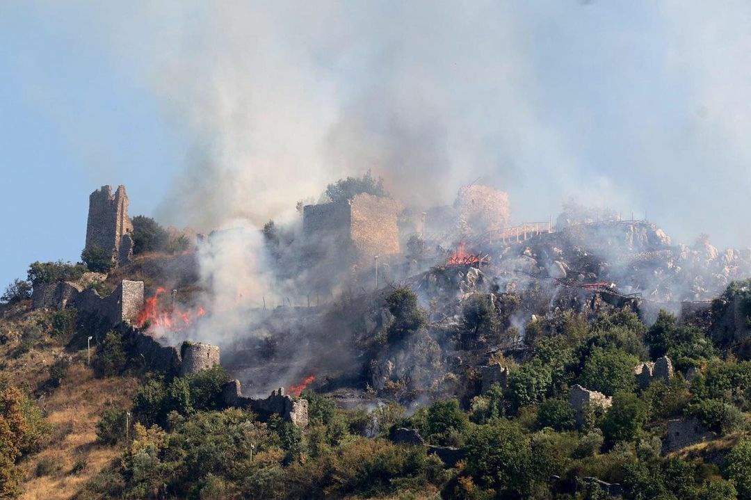 Lazio, un incendio danneggia il castello di Roccasecca. Il sindaco si appella a Franceschini