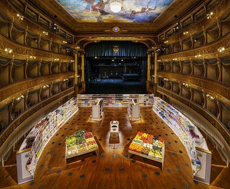 Trento, un supermercato nella platea di un teatro storico: l'installazione provocatoria di Anna Scalfi Eghenter