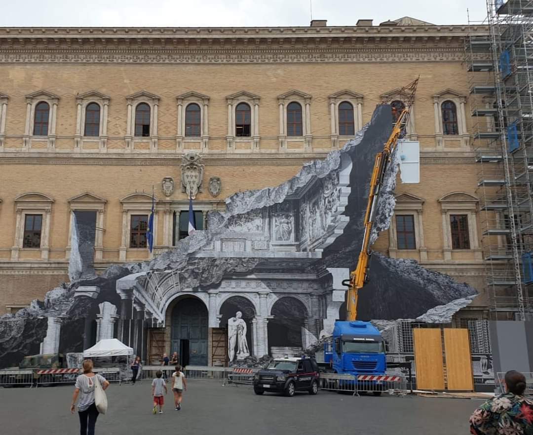 Dopo Palazzo Strozzi, JR “sfonda” anche Palazzo Farnese a Roma?