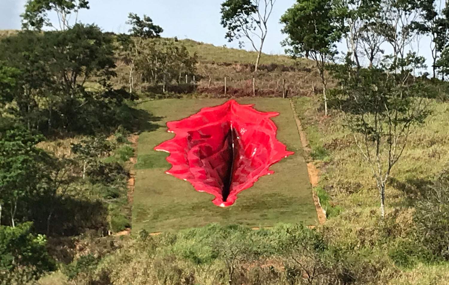 Une sculpture féministe rend le Brésil fou : une énorme vulve rouge dans un parc.