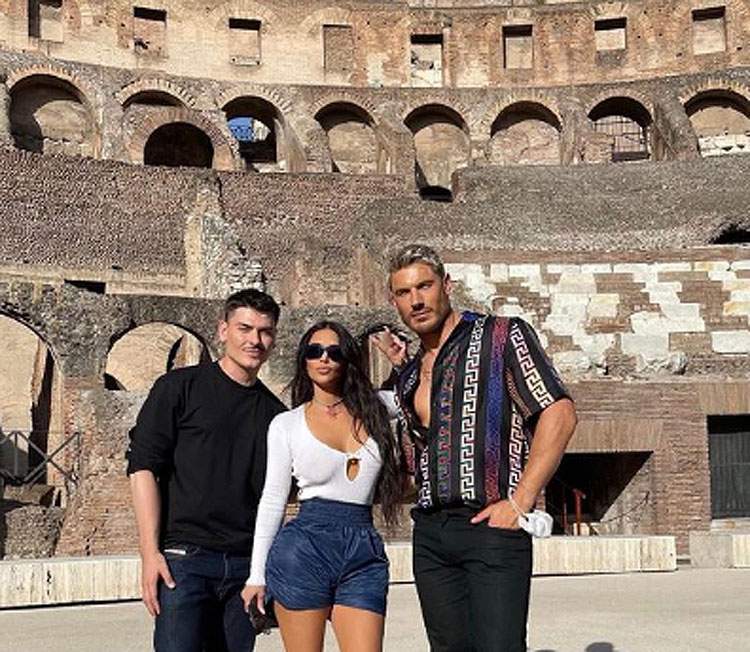 Kim Kardashian in Rome, between Colosseum and Vatican Pieta