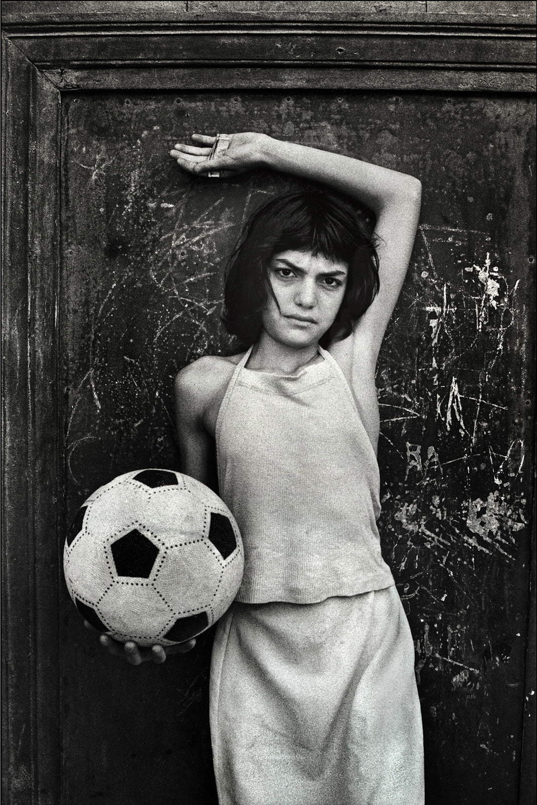Letizia Battaglia, Palermo 1980. Quartiere La Cala. La bambina con il pallone (1980). Su concessione di  Letizia Battaglia  Letizia Battaglia, Palermo 1980. Quartiere La Cala. La bambina con il pallone (1980). Su concessione di  Letizia Battaglia 